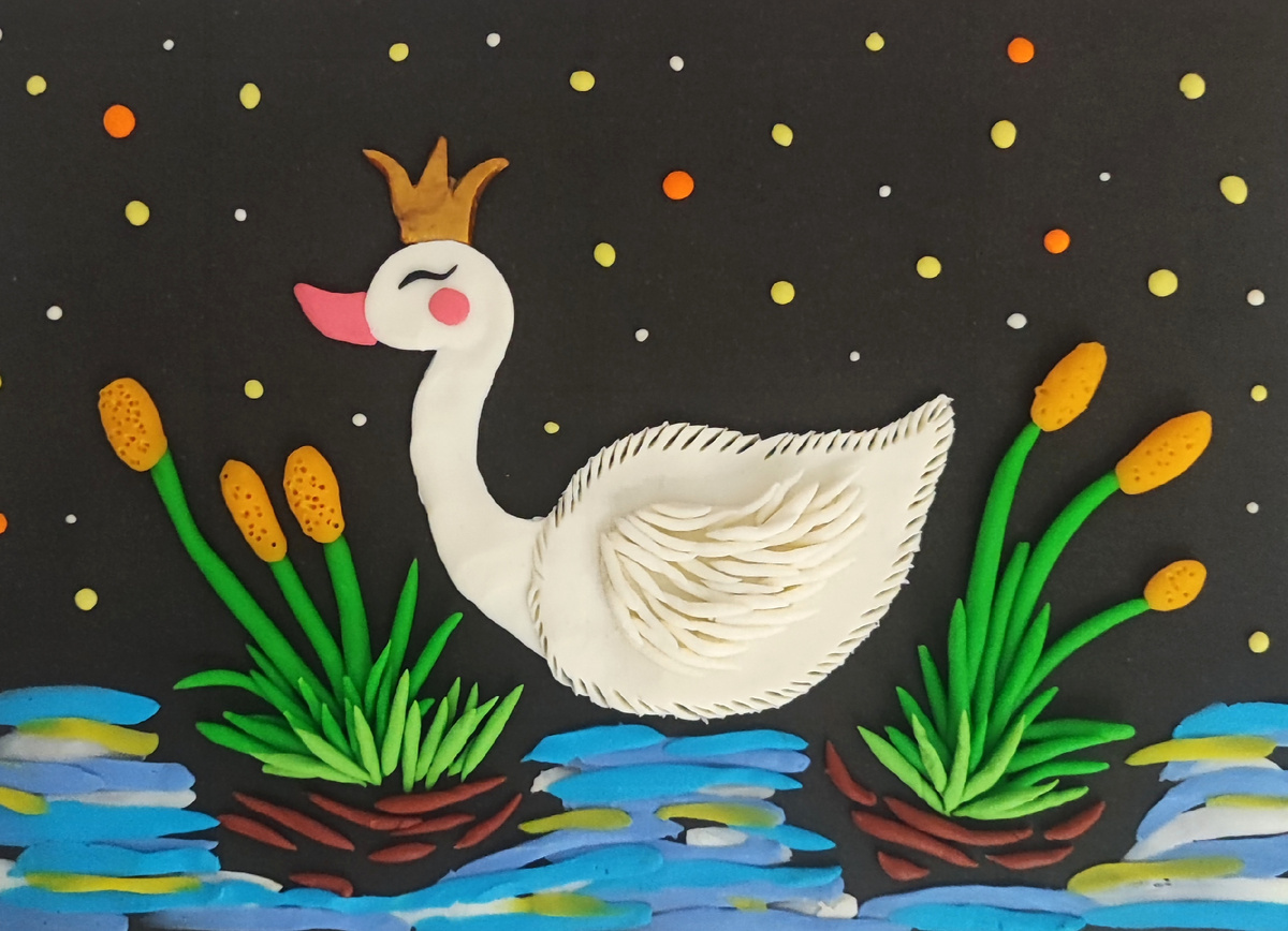 Готовый вариант аппликации из пластилина на цветном картоне Белый лебедь на канале Лепим с Таней.