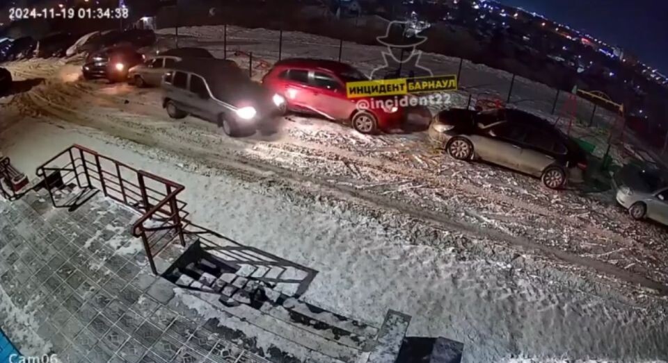    Машина протаранила несколько авто на парковке в Барнауле. Источник: "Инцидент Барнаул"
