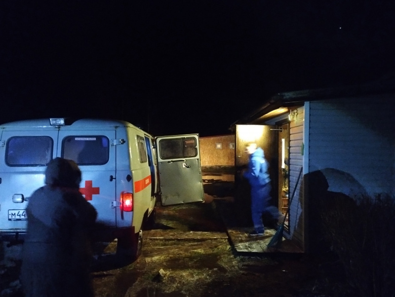    Жильцов с ребенком эвакуировали из горящего дома в КарелииОПС по Олонецкому району