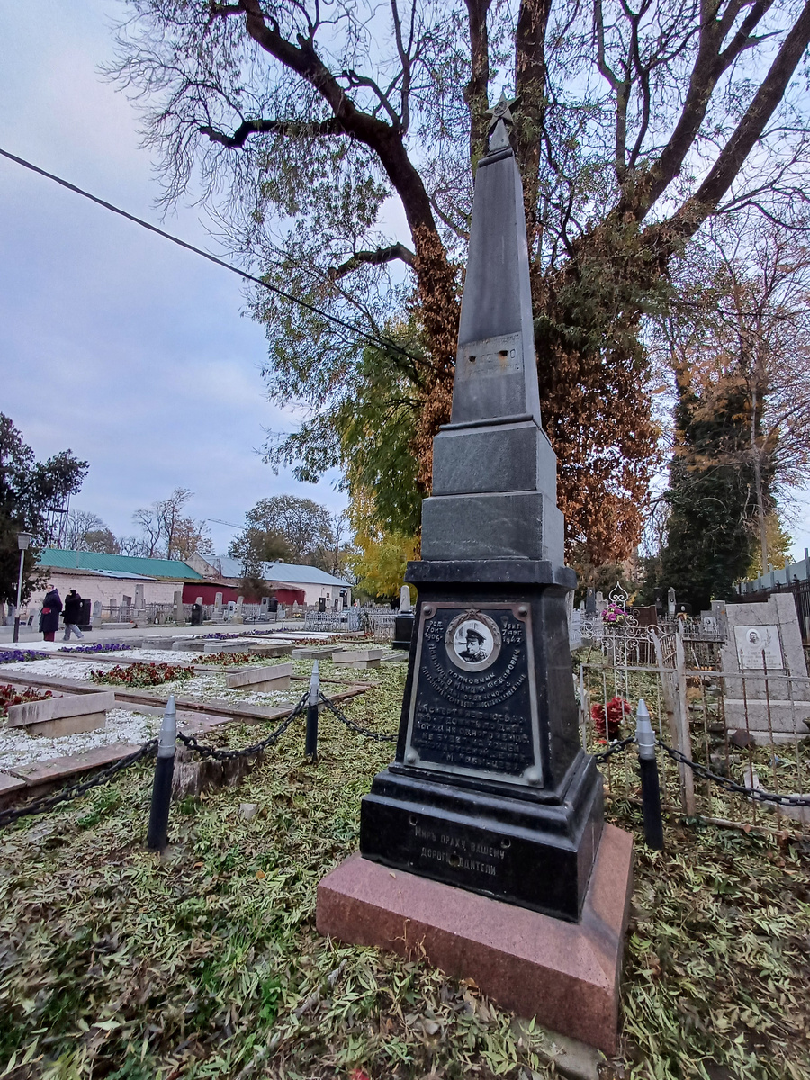 Фото автора.памятник из трех разных надгробий