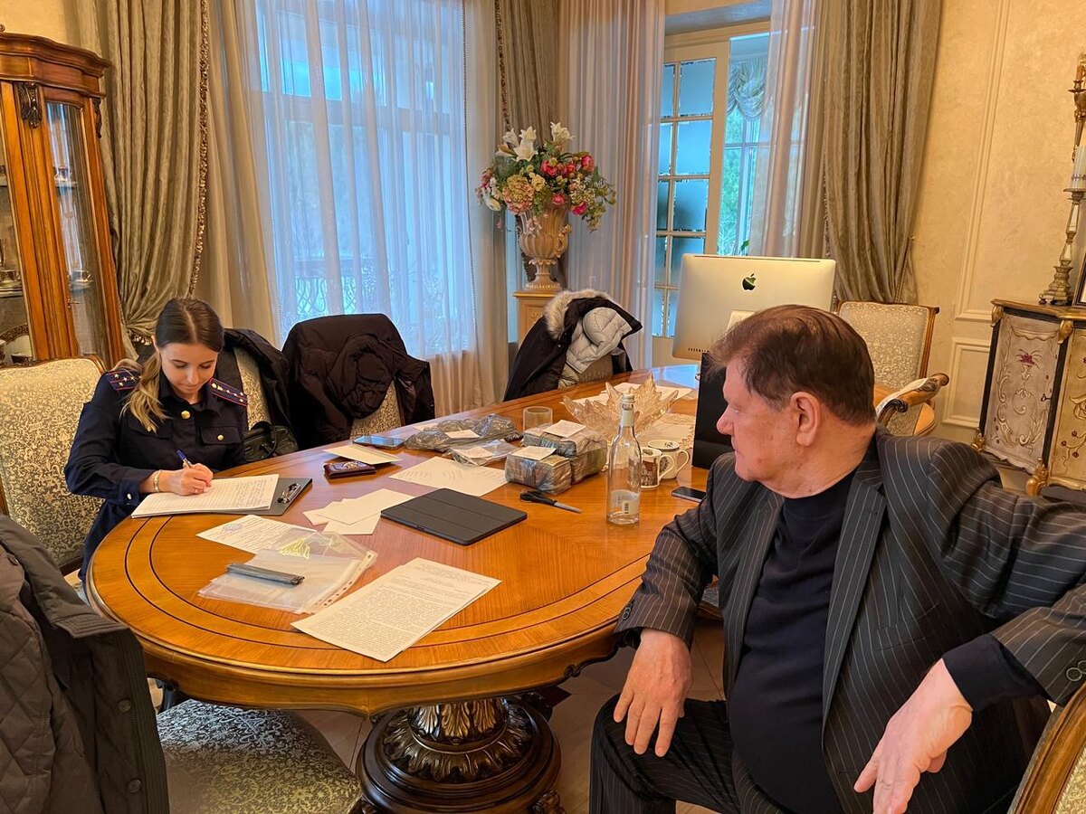     С подозреваемым, одним из самых влиятельных застройщиков города, проводят следственные действия