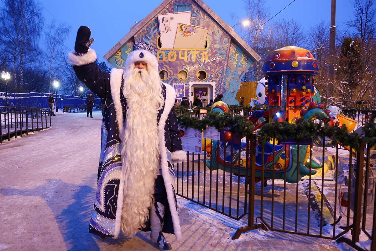 Сергей Фадеичев / ТАСС📷Дед Мороз приветствует посетителей на территории своей Московской усадьбы в парке «Кузьминки»