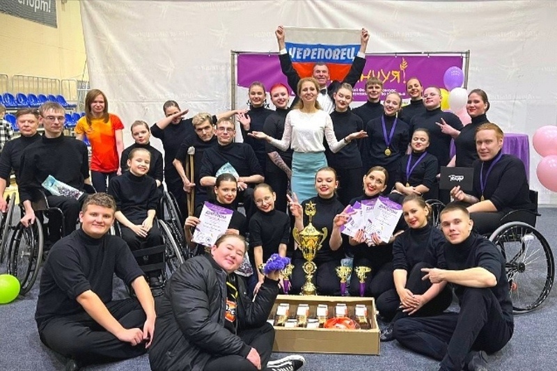    Всероссийский фестиваль-конкурс "Живи, танцуя!" прошел в Мытищах. Его участниками стали коллективы и солисты со всей России, всего больше 500 человек