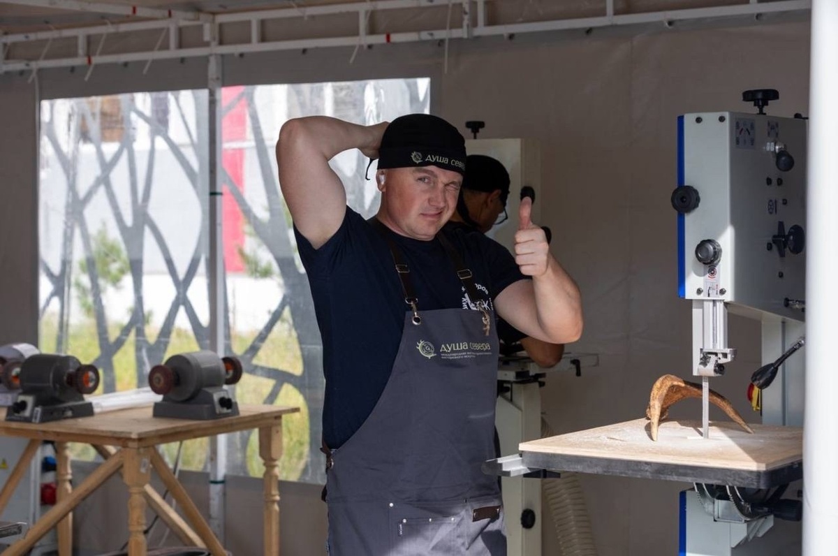 Кирилл Никифоров получил диплом лауреата первой степени на международной выставке косторезного искусства в Новом Уренгое. 