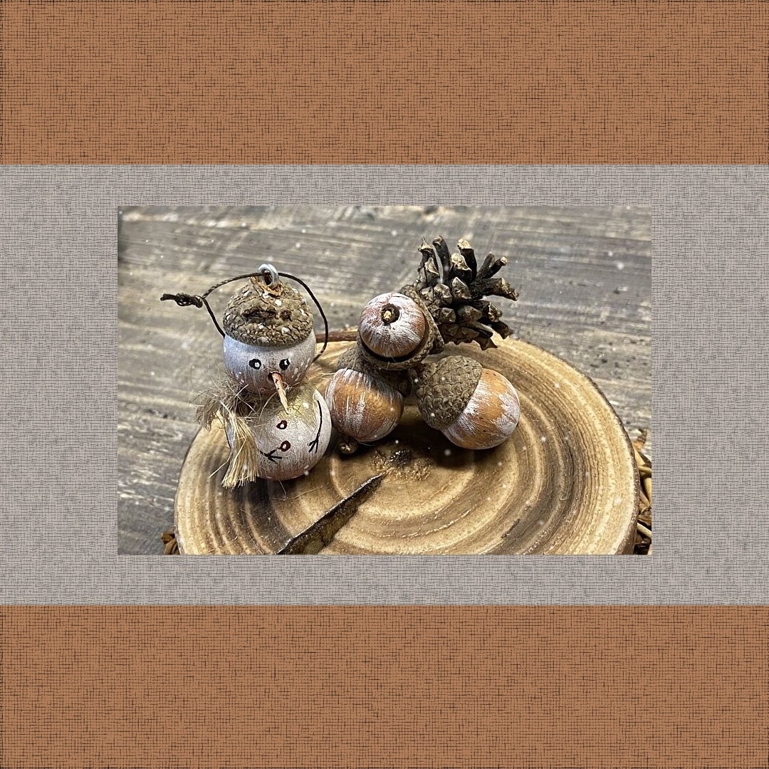 Снеговик из бусин и веточка. Это не желуди, это бусины. Настоящие только шапочки. Но их надо было собирать, наверное еще летом. Хотя если снег не выпал и сейчас найти можно.