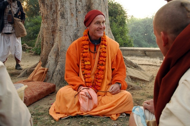 Щрӣла Индрадйумна Сва̄мӣ Маха̄ра̄джа̄ в святой дхаме (сакральном месте трансцендентных событий). 