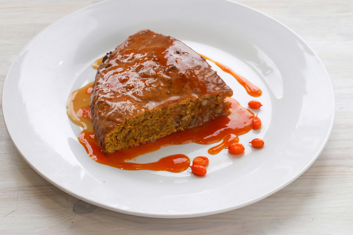 Морковный пирог с карамелью и облепиховым соусом