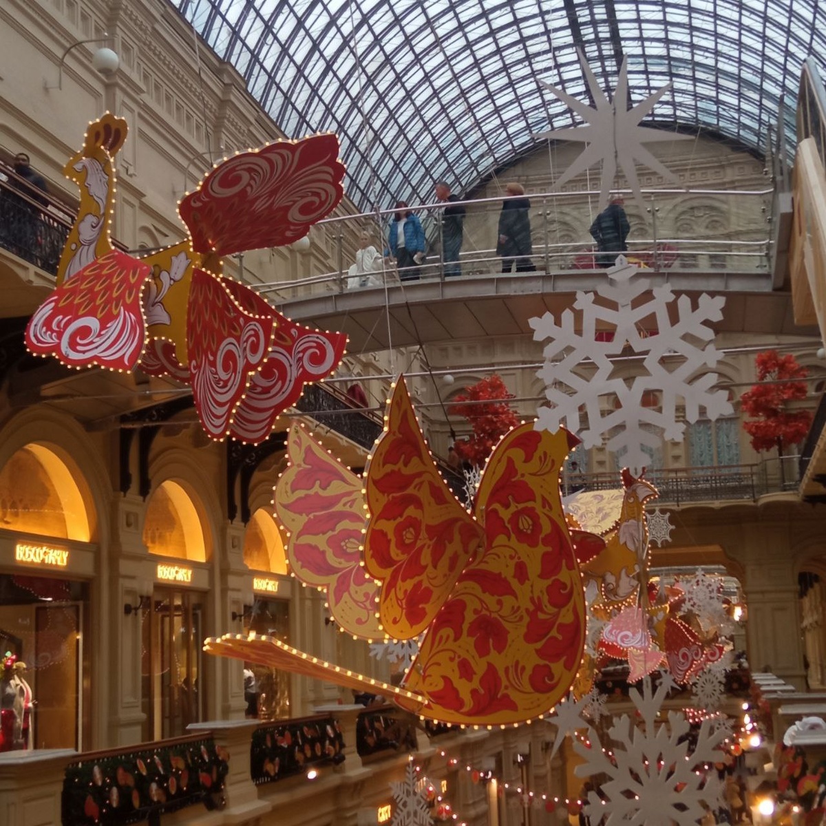 Пока вот такие фигуры под потолком ГУМа