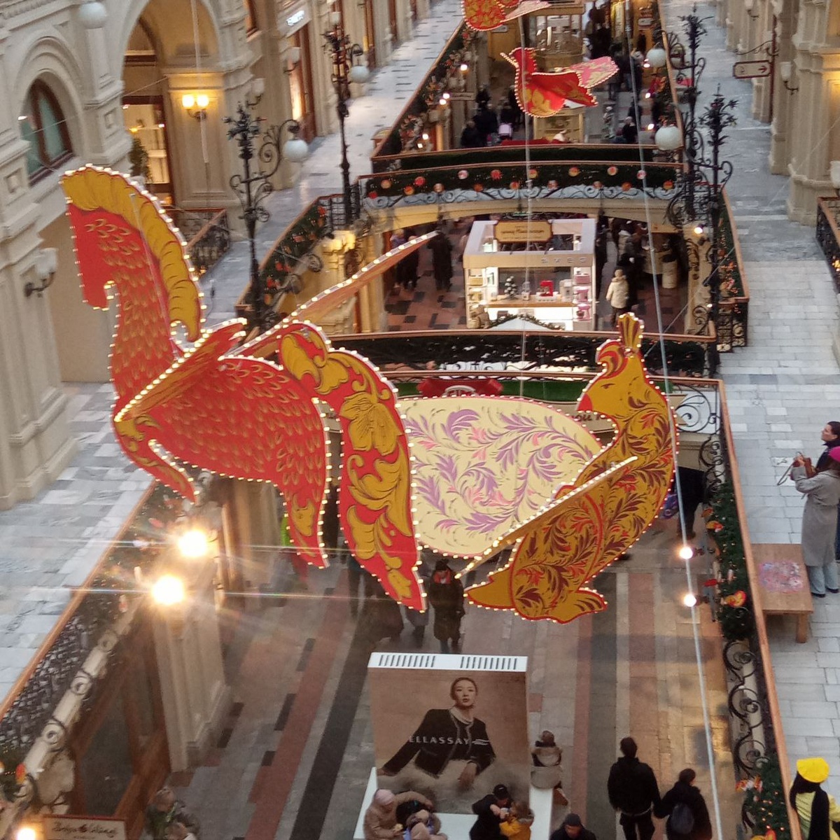 И такие крылатые лошадки под потолком.