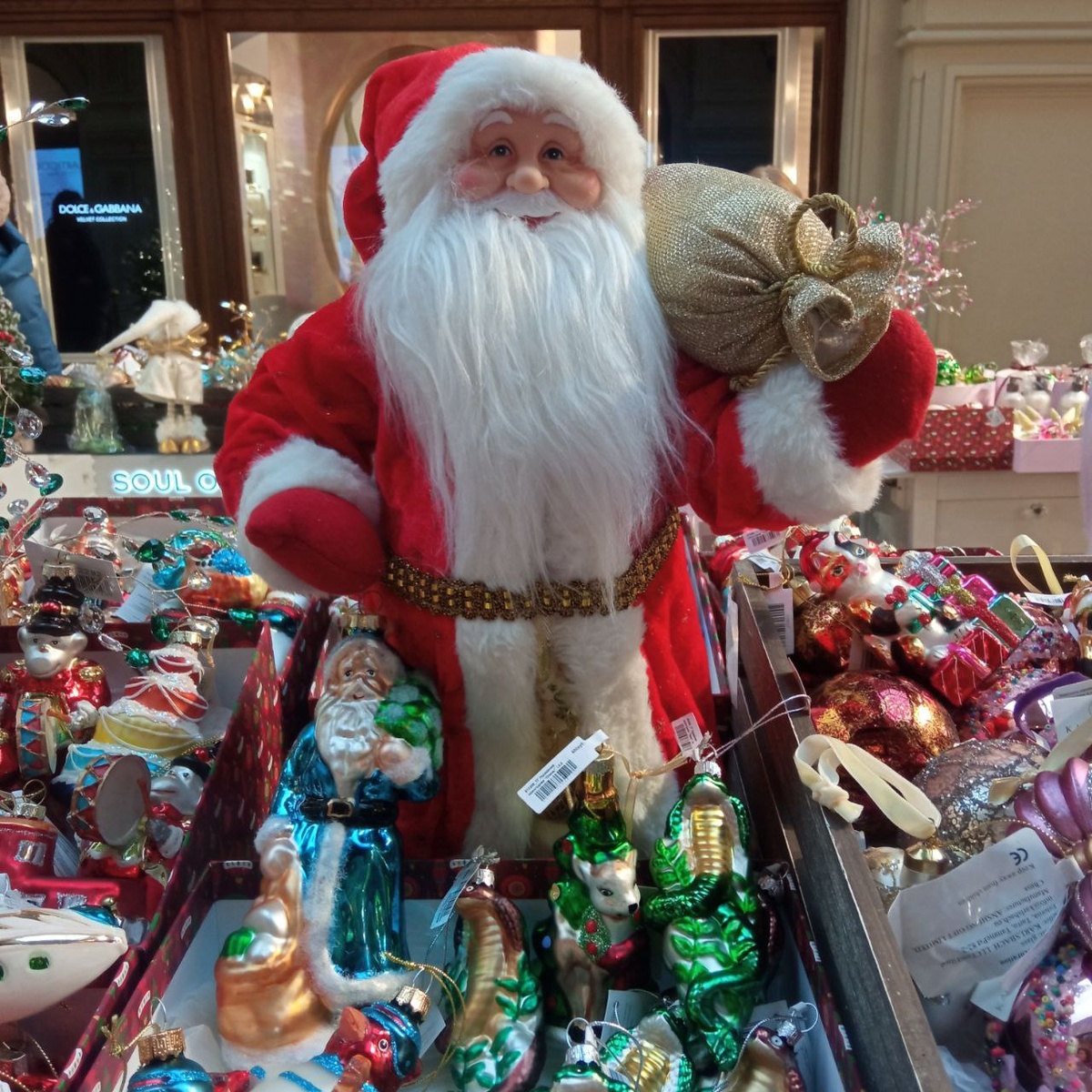 Дед МОроз продаётся около Ёлки. 3400 рублей.