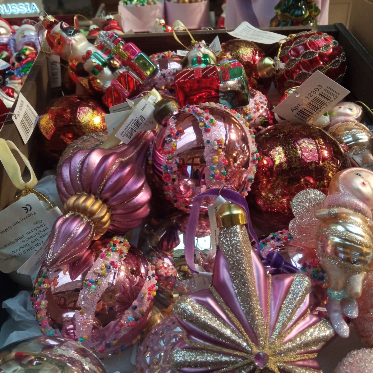 Мне вот такие снежинки-фонарики понравились. А на заднем плане - трёхцветная кошка.