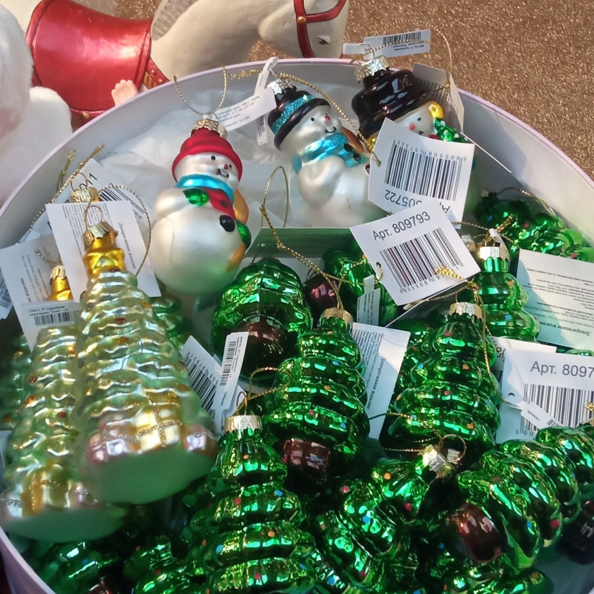 Снеговики и ёлочки. Очень ярко и нарядно.