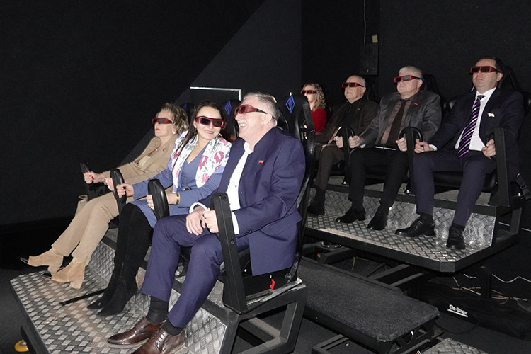    Перед заседанием гостям рассказали о богатом инвестиционном потенциале Татарстана, в 5D-кинотеатре поставили фильм о промышленных предприятиях и индустриальных парках региона.   
Фото: пресс-служба АИР РТ