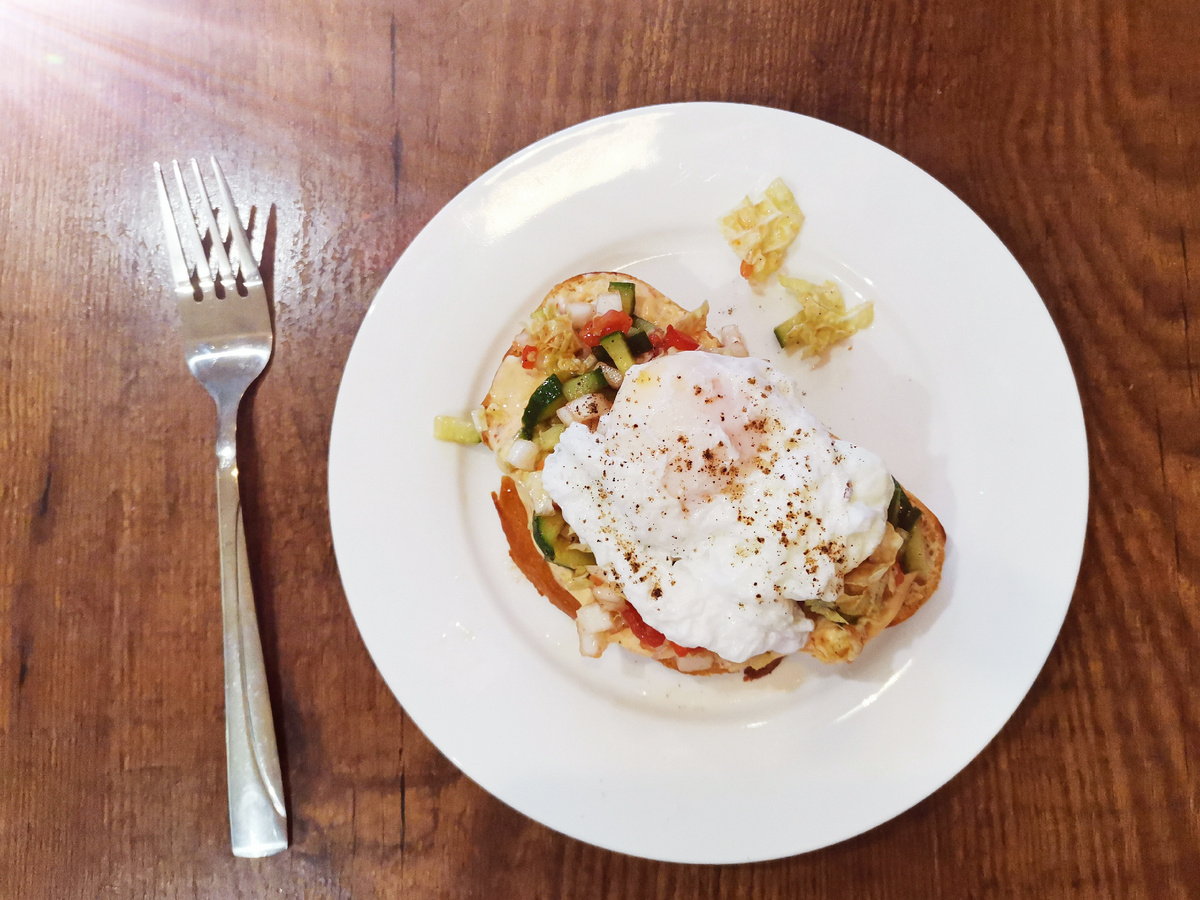 Брускетта с овощами и яйцом-пашот, приготовил старший Гавр. Вышло вкусно😉