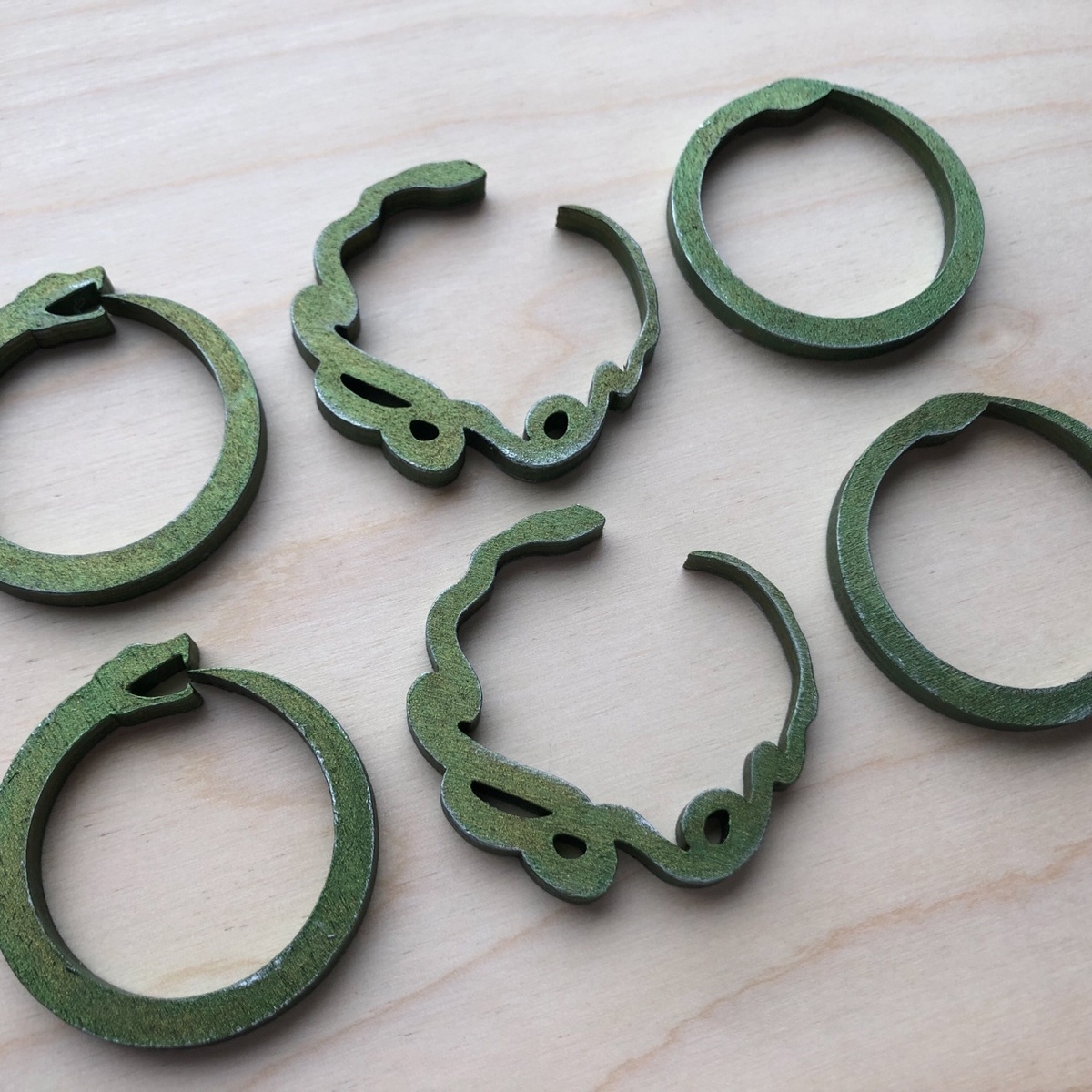 А это кольца для салфеток. Правда зелёная, правда деревянная змея