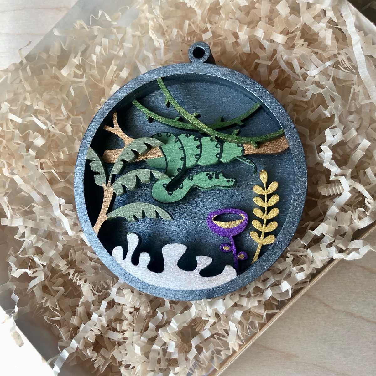 Просто шарик на ёлку. Диаметр около 10 см