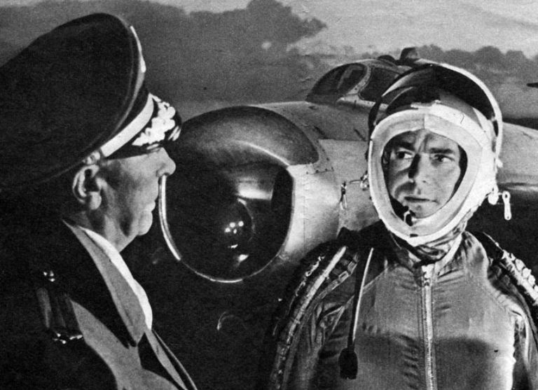 Кадр из фильма. Борис Бибиков в роли начальника авиабазы и Александр Белявский в роли Генри Дэвиса