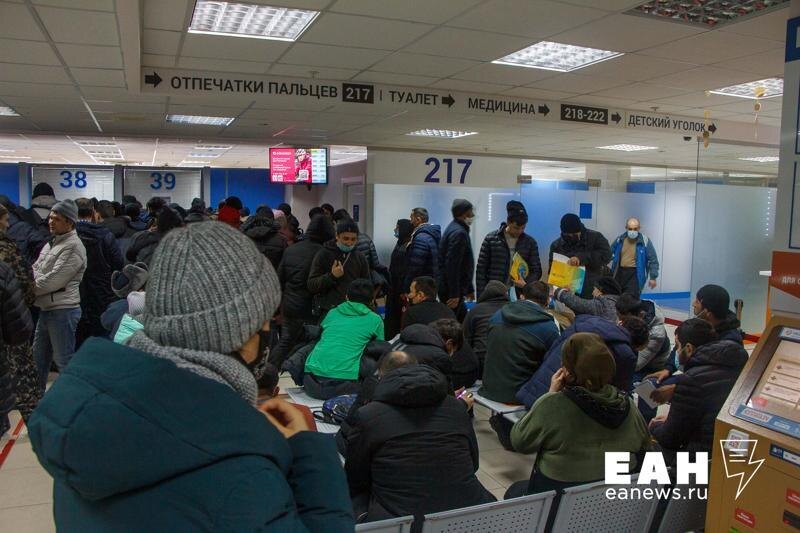    ЕАН. Десятки мигрантов с утра пытаются занять очередь на дактилоскопию