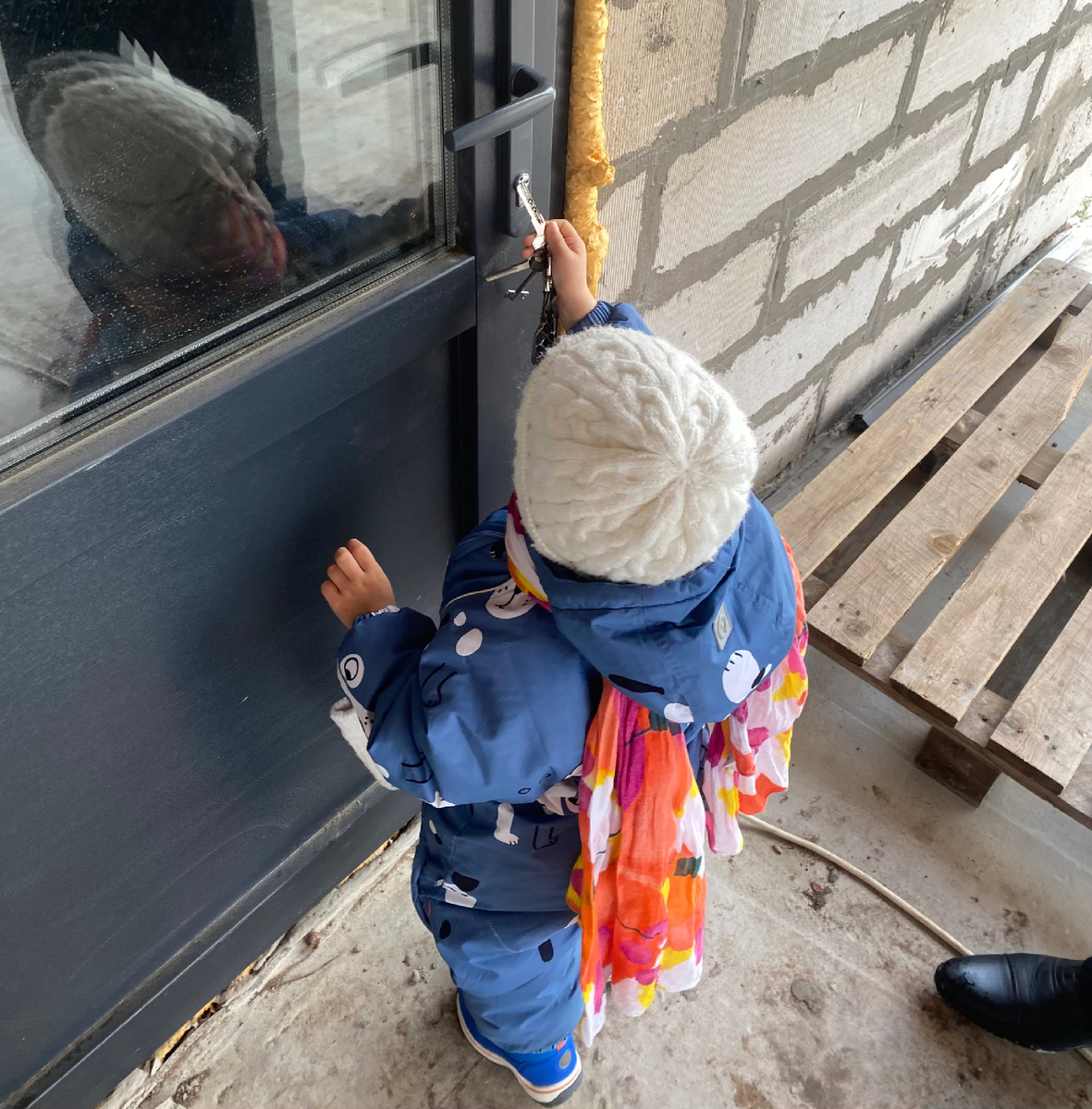 Саня все чаще предпочитает гулять В доме😅