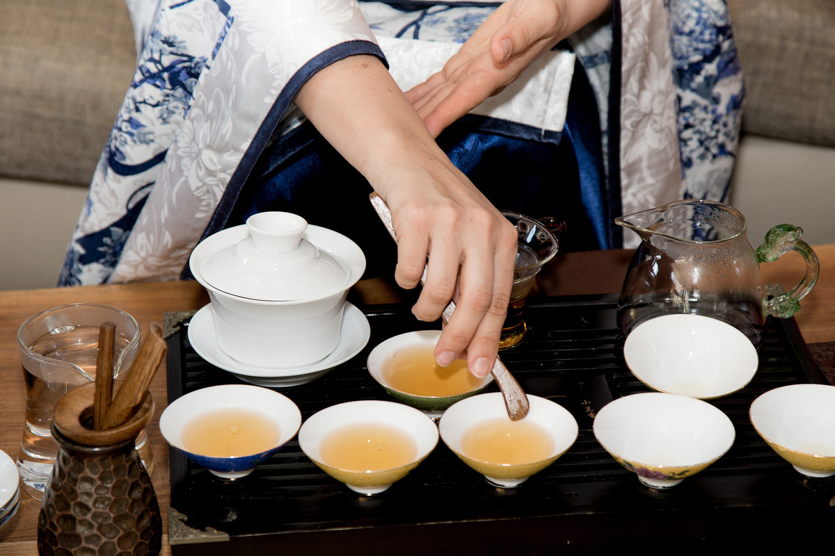 Древний китайский антистресс-протокол: 
Техники осознанности:
1. "Медитация движений"
- Каждое движение - как танец
- Максимальная концентрация
- Полный контроль над телом

2. "Дыхательная практика"  
- Синхронизация дыхания с заваркой
- Глубокие вдохи через каждые 3 минуты
- Полное расслабление мышц

3. "Энергетический поток"
- Фокус на чайнике как источнике энергии
- Визуализация очищения
- Принятие настоящего момента

Главное правило: Чай - не напиток, а состояние души 🍃
