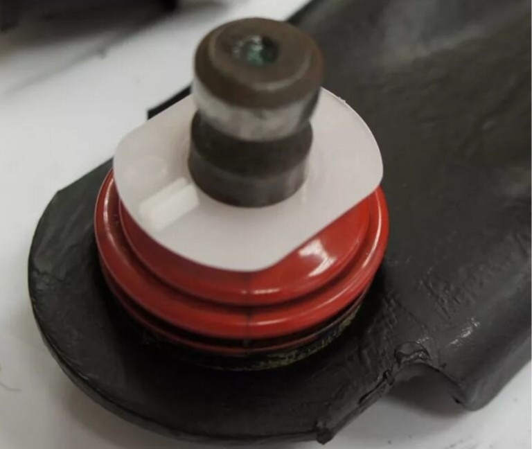 Стопорная пластина шаровой опоры на шаровой опоре