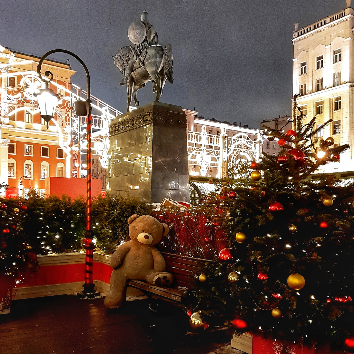 Чудесные Мишки) Москва. Тверская площадь. 2024 год.