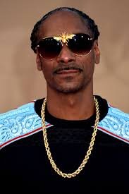 Сnoop Dogg, настоящее имя Келвин Бродус-младший, стал одной из самых знаковых фигур в мире хип-хопа и поп-культуры. Его история успеха начинается в 1992 году, когда он выпустил свой первый альбом "Doggystyle", продюсированный самим Др. Дре. Альбом быстро завоевал популярность, войдя в топ чартов и став классикойGangsta rap.

С раннего возраста, Сноп Догг проявлял интерес к музыке, но путь к успеху не был легким. Он вырос в Лонг-Бич, Калифорния, и столкнулся с трудностями, включая аресты. Однако его увлечение музыкой помогло ему справиться с трудностями. В начале 90-х он записал несколько демо и, в конечном итоге, привлек внимание Др. Дре, который увидел в нем талант.

После успеха "Doggystyle" Сноп развивал карьеру, выпуская альбомы, такие как "Tha Doggfather" и "No Limit Top Dogg". Его стиль, отличающийся гладким и расслабленным флоу, сделал его узнаваемым и любимым.

Сnoop Dogg также проявил себя в кино и телевидении, участвуя в ряде фильмов, включая "Starsky & Hutch" и "Mac & Devin Go to High School". Его личная жизнь и публичные выходки сделали его культовой фигурой, часто появляющейся в СМИ.

С временем, Сноп начал развивать свои интересы за пределами музыки. Он стал предпринимателем, запустив собственную марку каннабиса "Leafs By Snoop", а также гастрономический проект "Snoop's Pet", который стал популярным среди домашних животных. С его активным образом жизни, Сноп также стал активным участником различных благотворительных инициатив, включая помощь детям и поддержку социальных программ.

Сегодня, Snoop Dogg — это не только музыкант, но и культурная икона, продолжающая вдохновлять фанатов по всему миру. Его карьера, продолжительная на протяжении нескольких десятилетий, подтверждает его статус не только как артиста, но и как предпринимателя и культурного амбассадора.