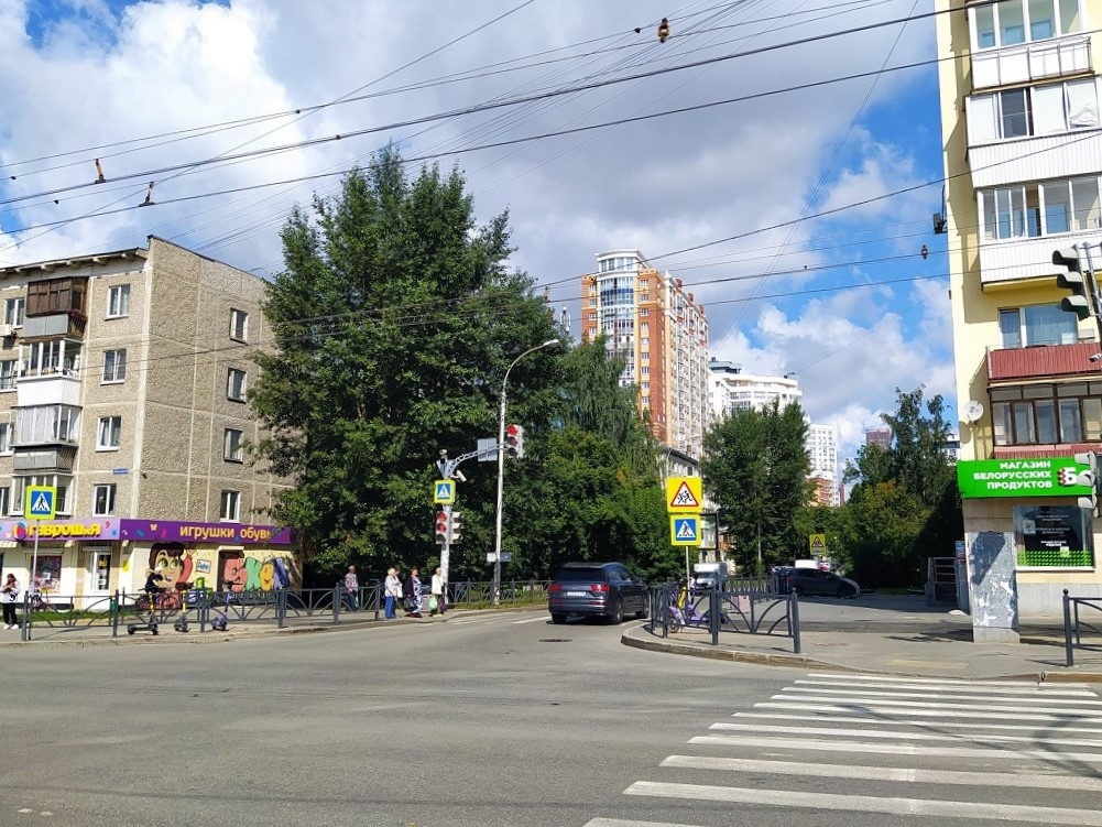 Улица Мельникова (Екатеринбург). перекресток с Крауля