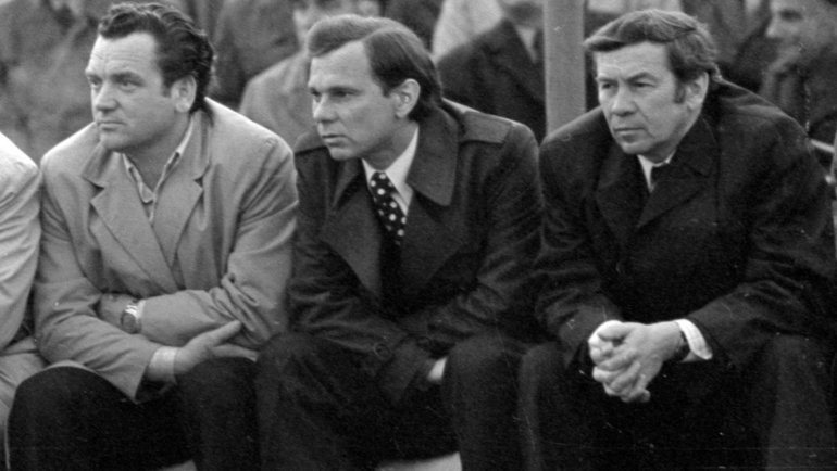    Валентин Иванов (в центре), его помощник Юрий Золотов (справа) и водитель командного автобуса «Торпедо» Владимир Есалов.Сергей Колганов