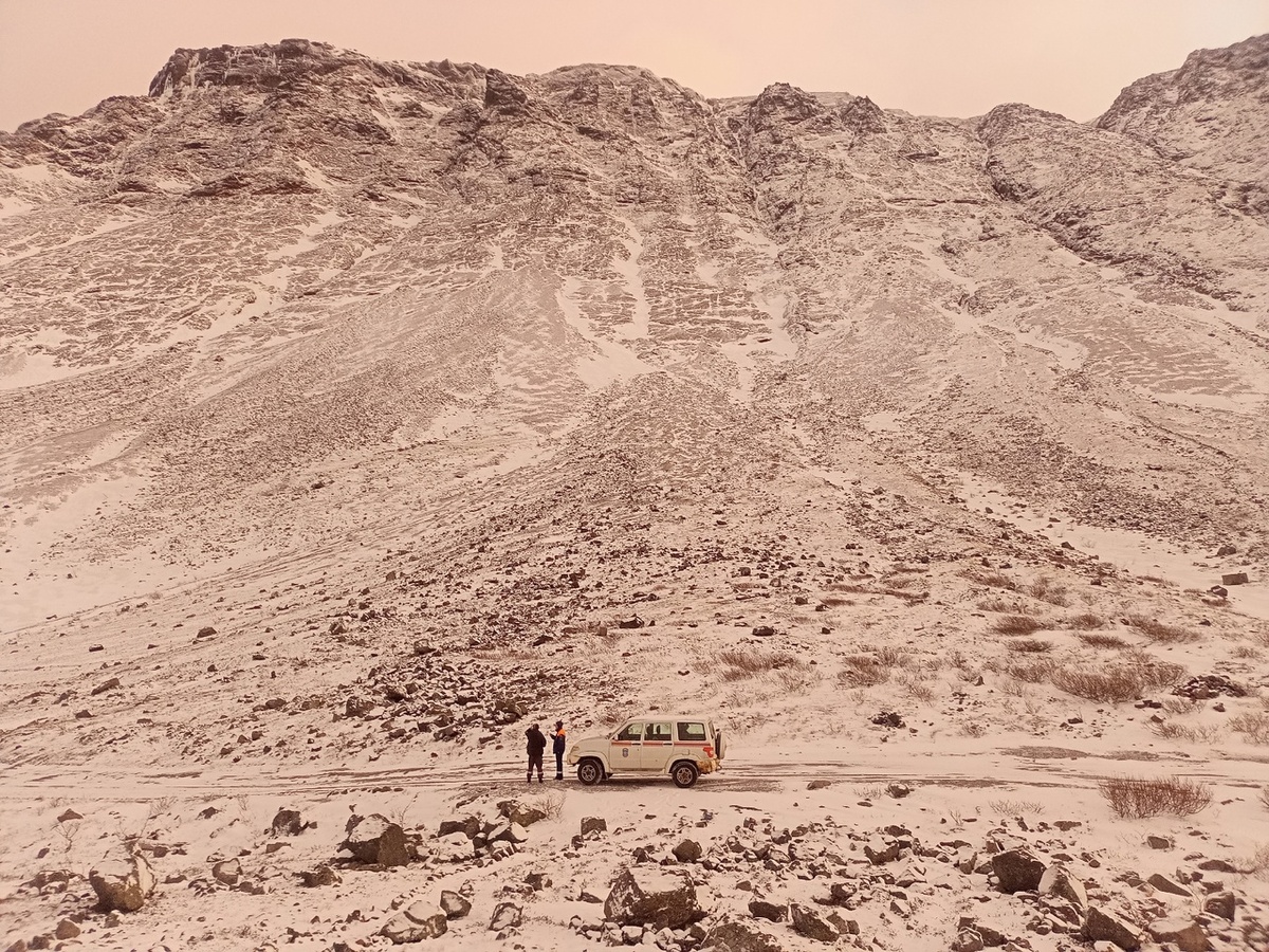 Дежурные МЧСники едут на КСС Куэльпор на обычном УАЗ Патриоте. Фото на главном Хибинском перевале.