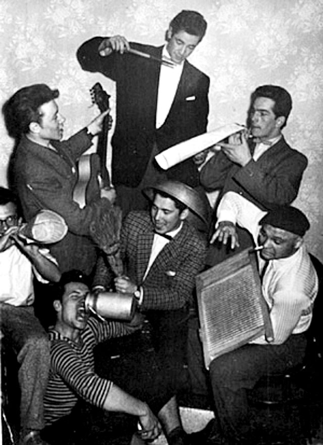 “Молва о том, что золотая молодежь проводит интересные и даже пикантные вечера, привлекла множество ровесников, в том числе — и комсомольских активистов”