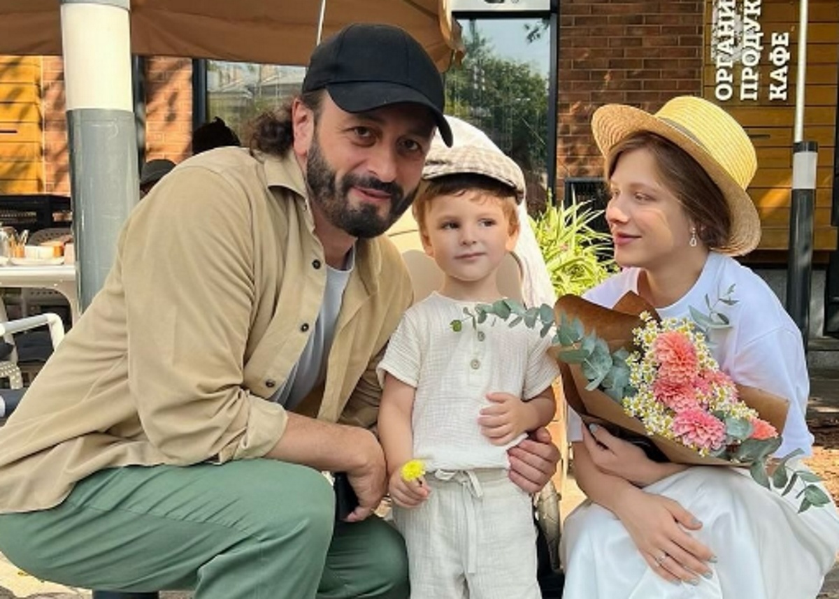 Илья Авербух с Лизой Арзамасовой и сыном Львом. Фото: соцсети