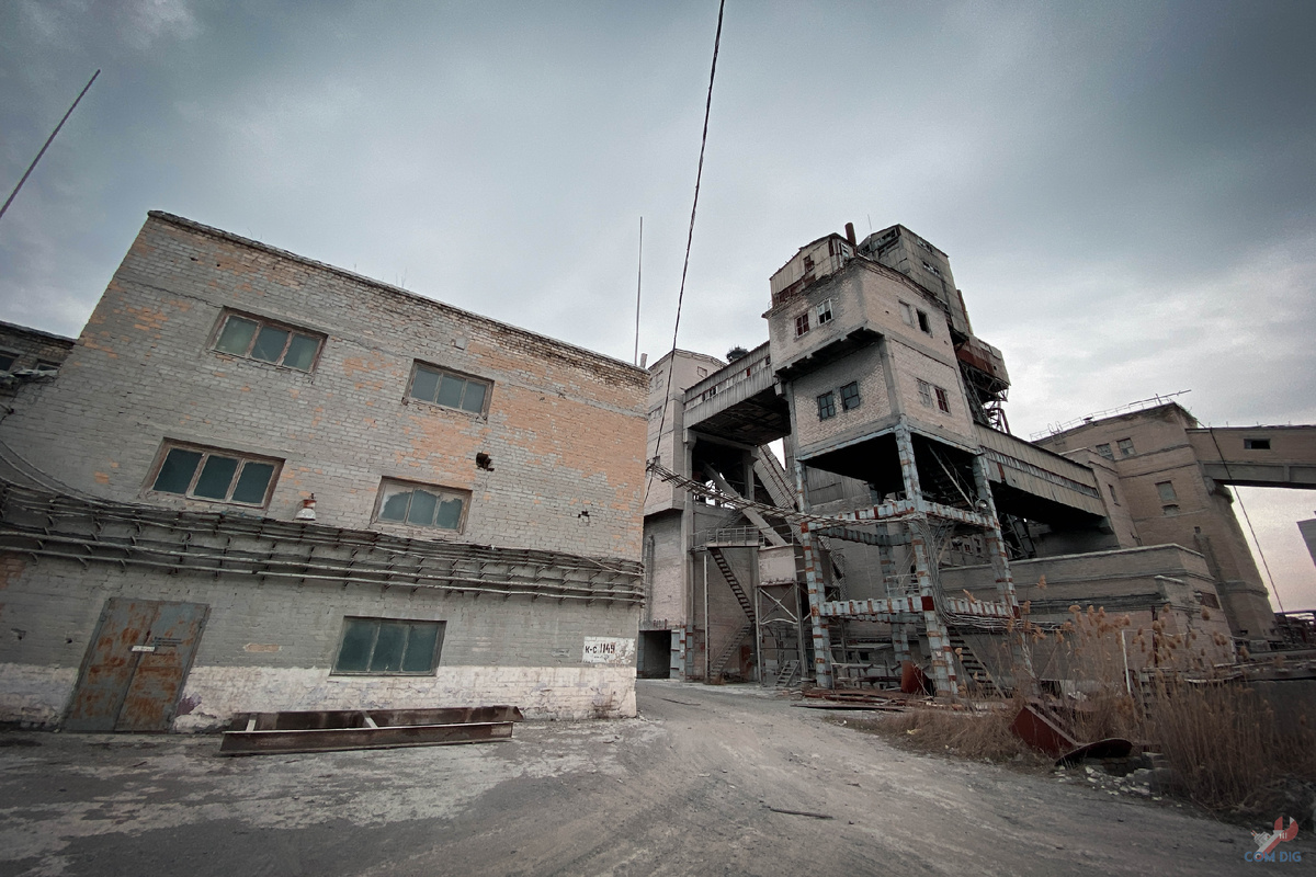 Территория заброшенного производства.  