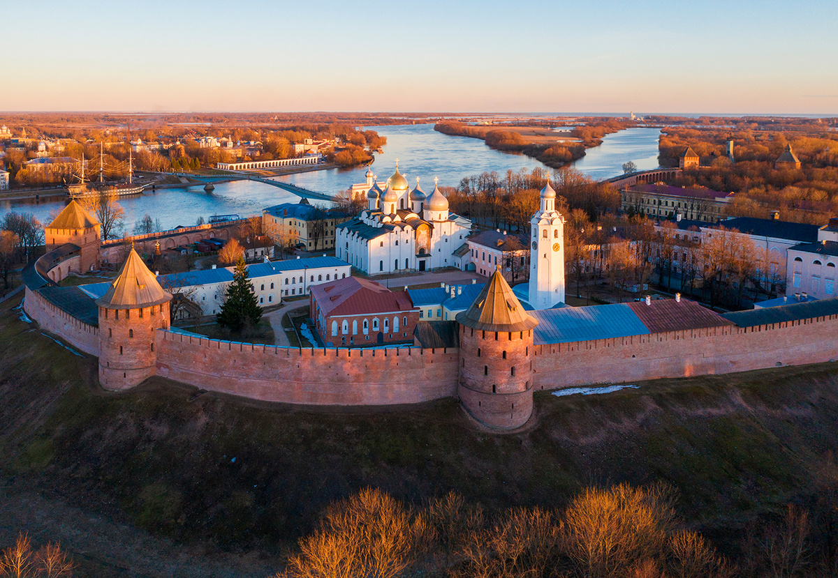 Вид на Новгородский Кремль и Софийский собор. Фото: shutterstock.com/Stanislav Samoylik