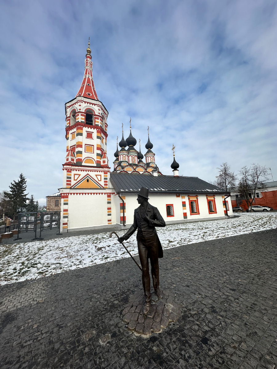 Памятник Бальзаминову (Георгию Вицину) в Суздале