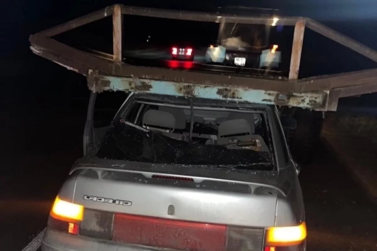    В Тверской области легковушка врезалась в трактор с сенной телегой