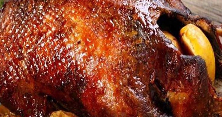 Гусь с яблоками в духовке.