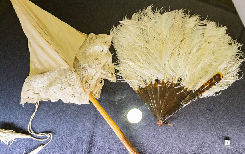    Веер и зонт – реквизит Алисы Фрейндлих из спектакля "Вишнёвый сад".Алена Бобрович