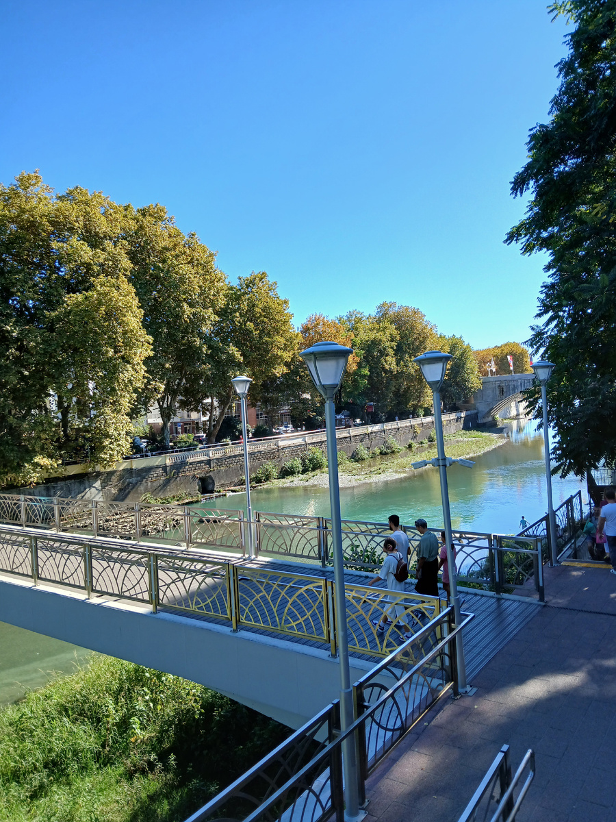 Река Сочи  в центре города. Октябрь 2024г.