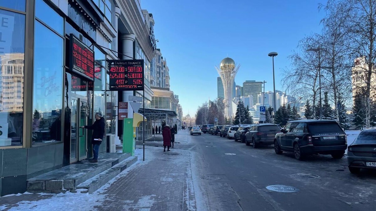 Уличное табло курса валют в Астане
