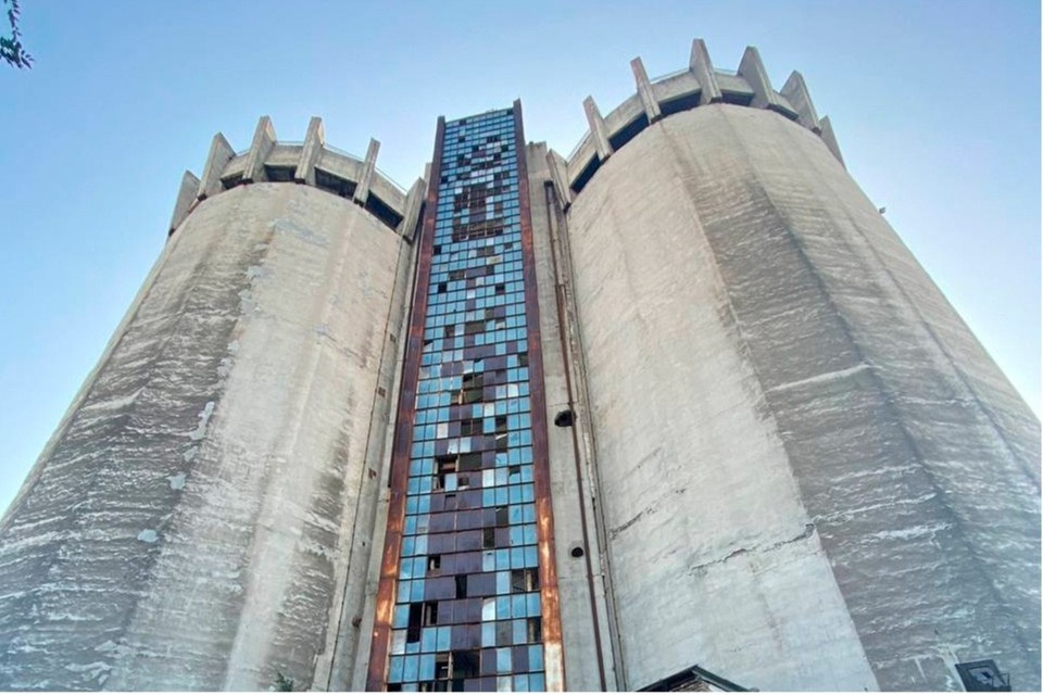    Общественники оспорили отказ от внесения элеватора в список памятников архитектуры. Фото: Елена ШИШКИНА.