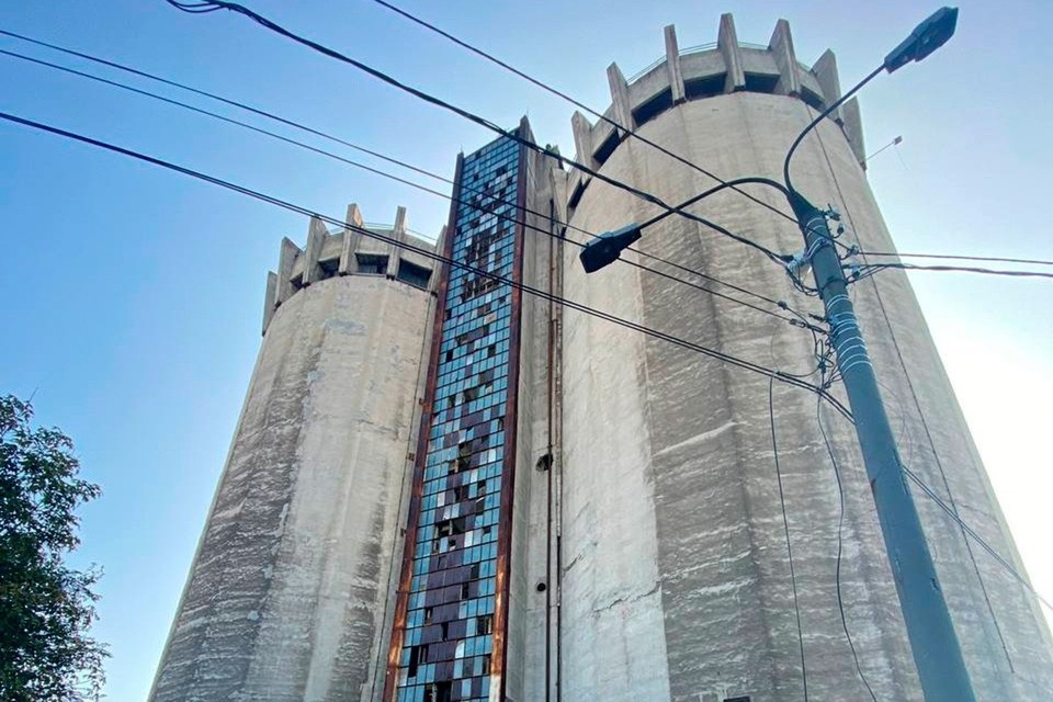    Самарский элеватор стал брутальным символом советской эпохи. Фото: Елена ШИШКИНА.