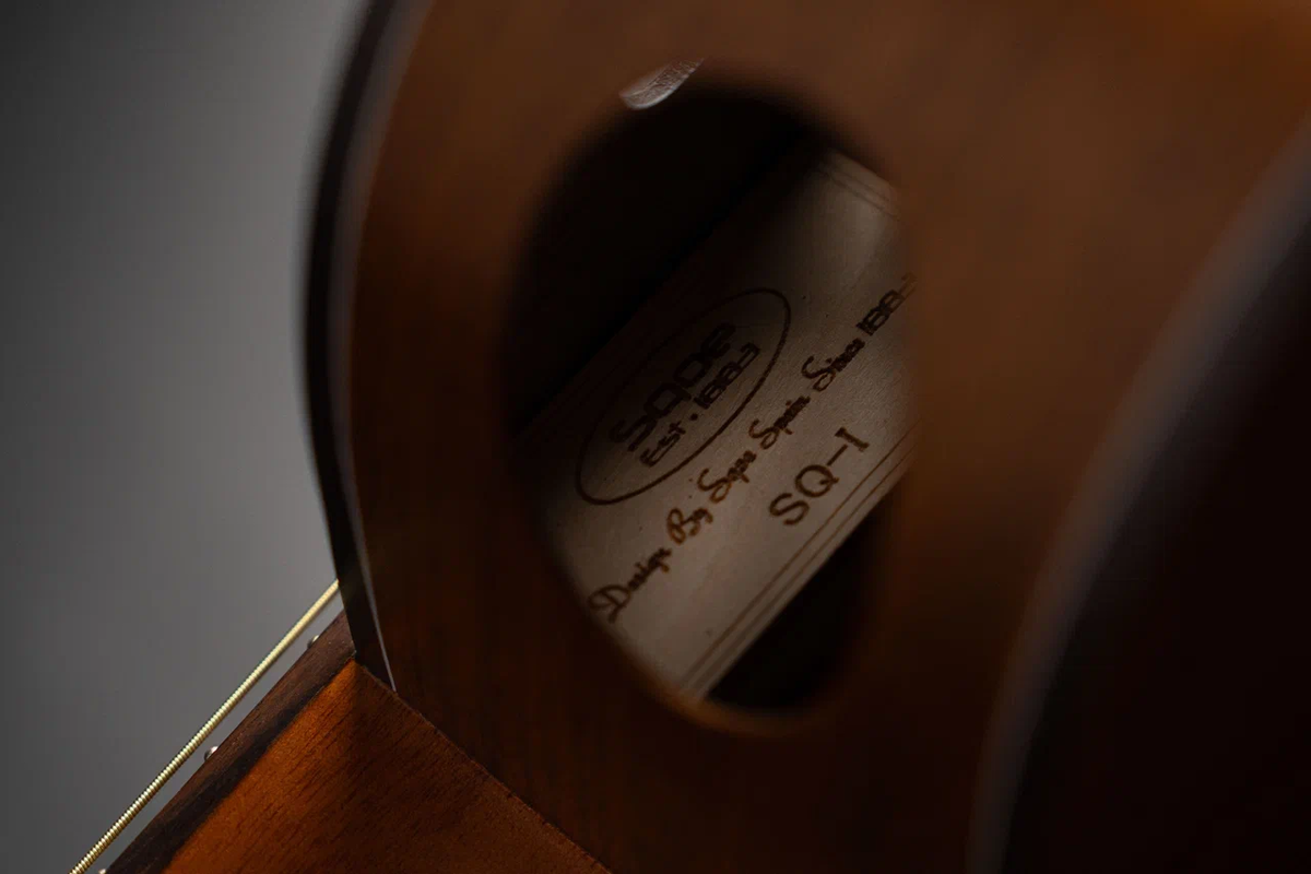 Резонаторное отверстие на акустической гитаре SQOE SQ-I 