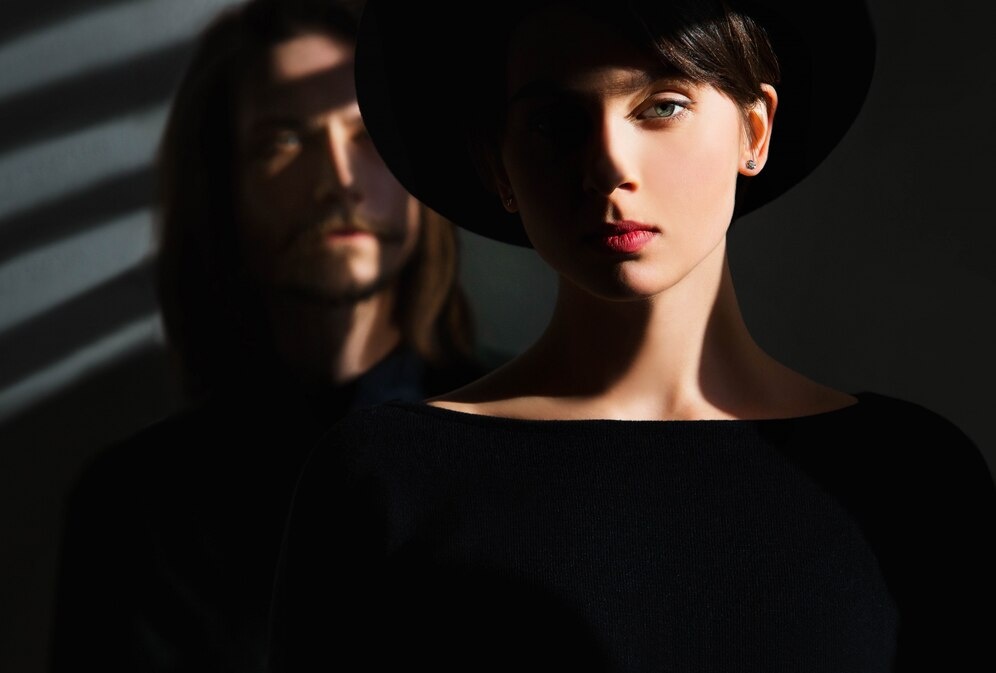 Ревность и страх потери одни из самых сильных мотивов человека следить за партнером