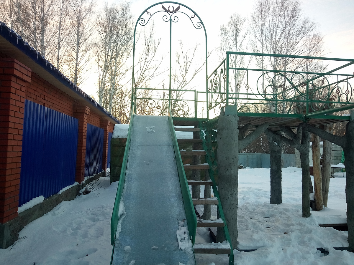 Наша горка. Столбы ещё не доделали. В следующем году запланировала.