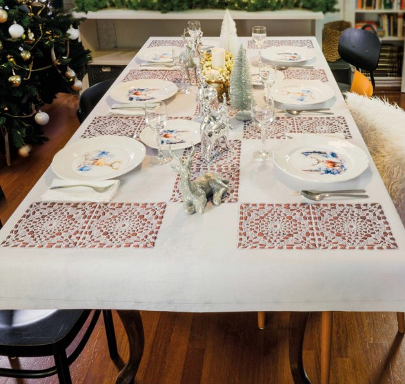 Скатерть с сочетанием ткани и мотивов крючком