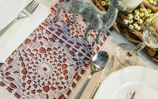 Скатерть с сочетанием ткани и мотивов крючком