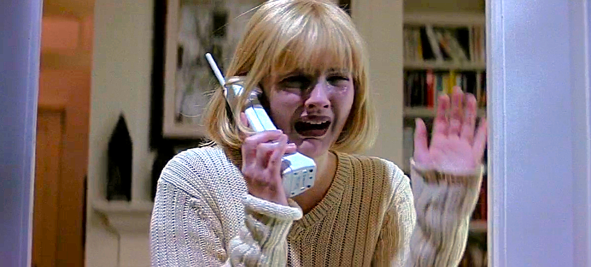 Кадр из фильма "Крик". Дрю Бэрримор в эпизодической роли первой жертвы маньяка в фильме.