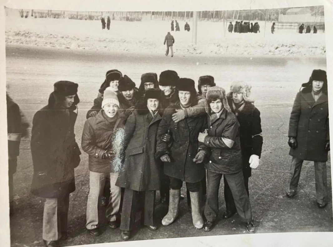 Фото из личного архива автора канала. После демонстрации 7 Ноября. 1976 год. Уфа.