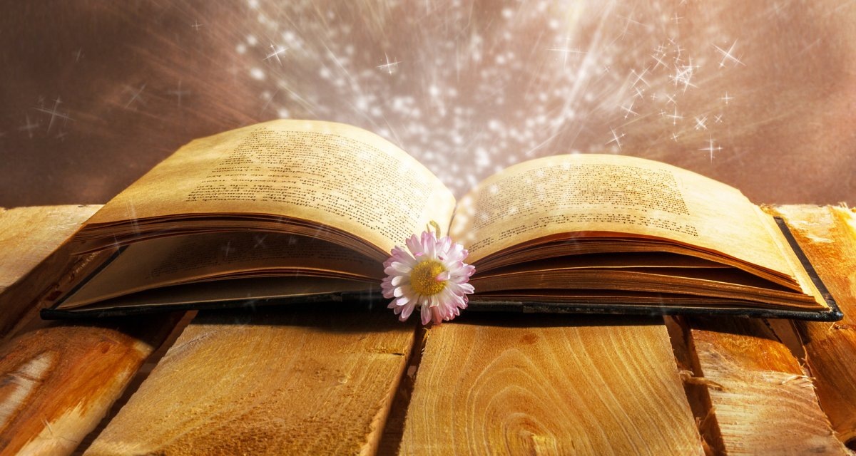  О раскрытой книге говорится в Откровении Иоанна Богослова.